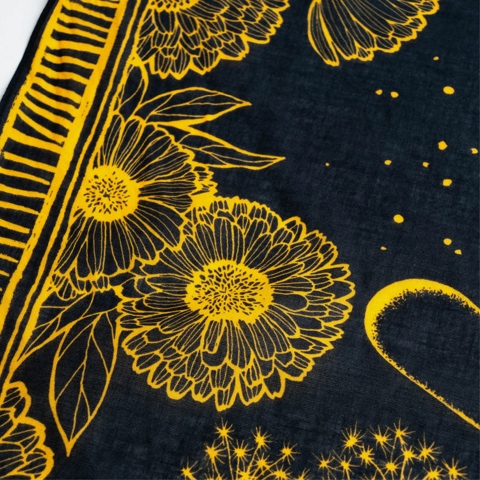 Victor - Mantilla Scarf