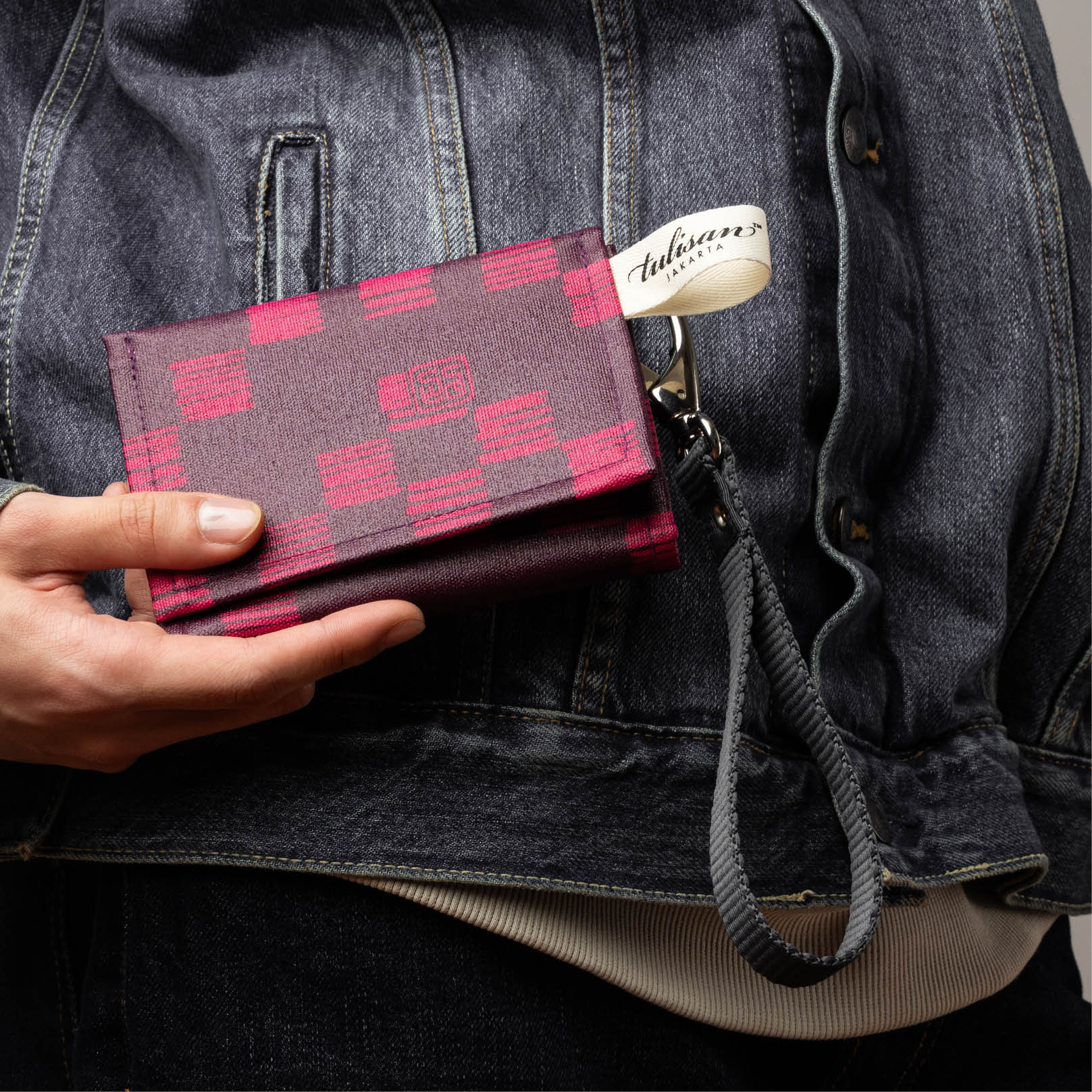 Postmo Ulos I - Monopoly Clutch