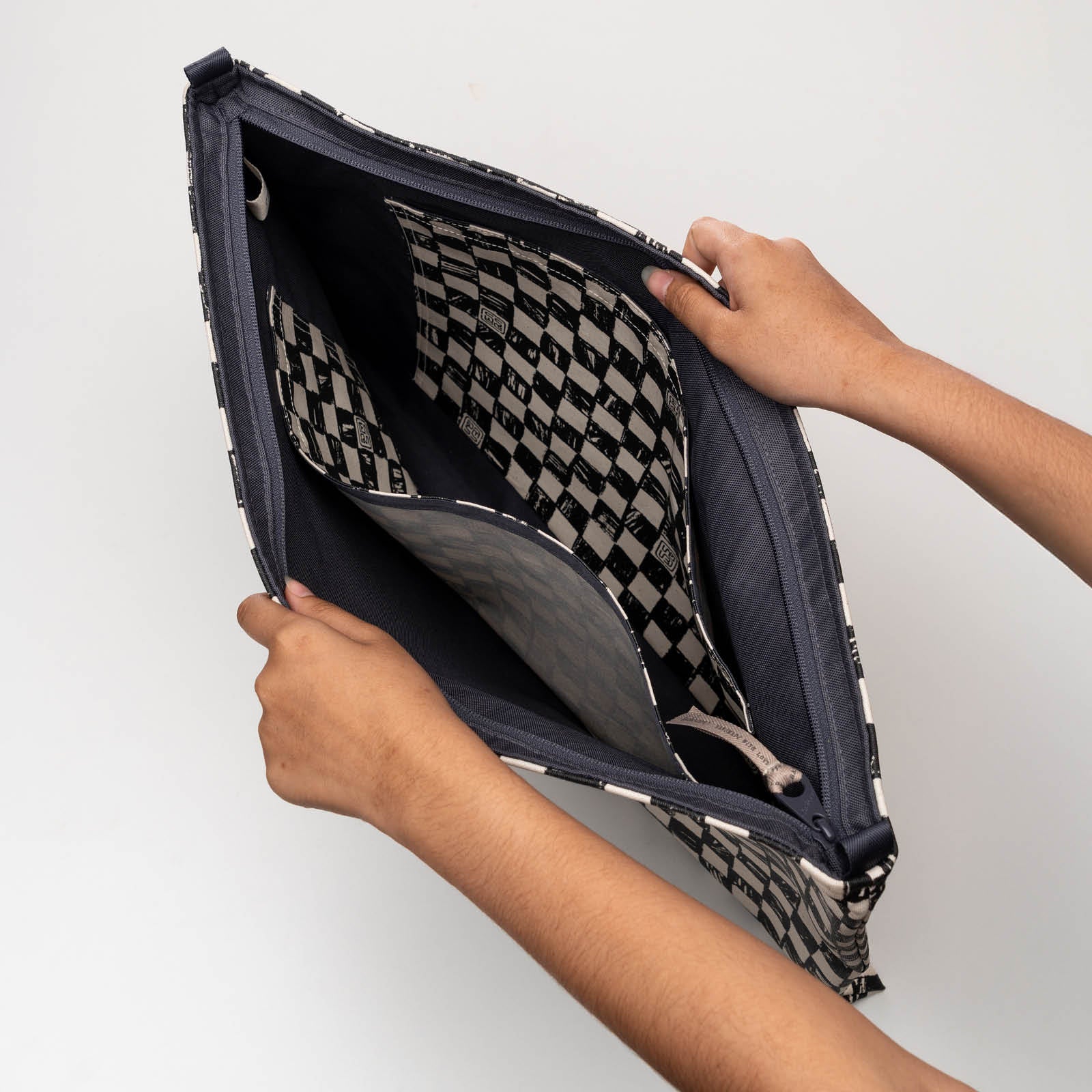 Catur - Large Keynote Purse