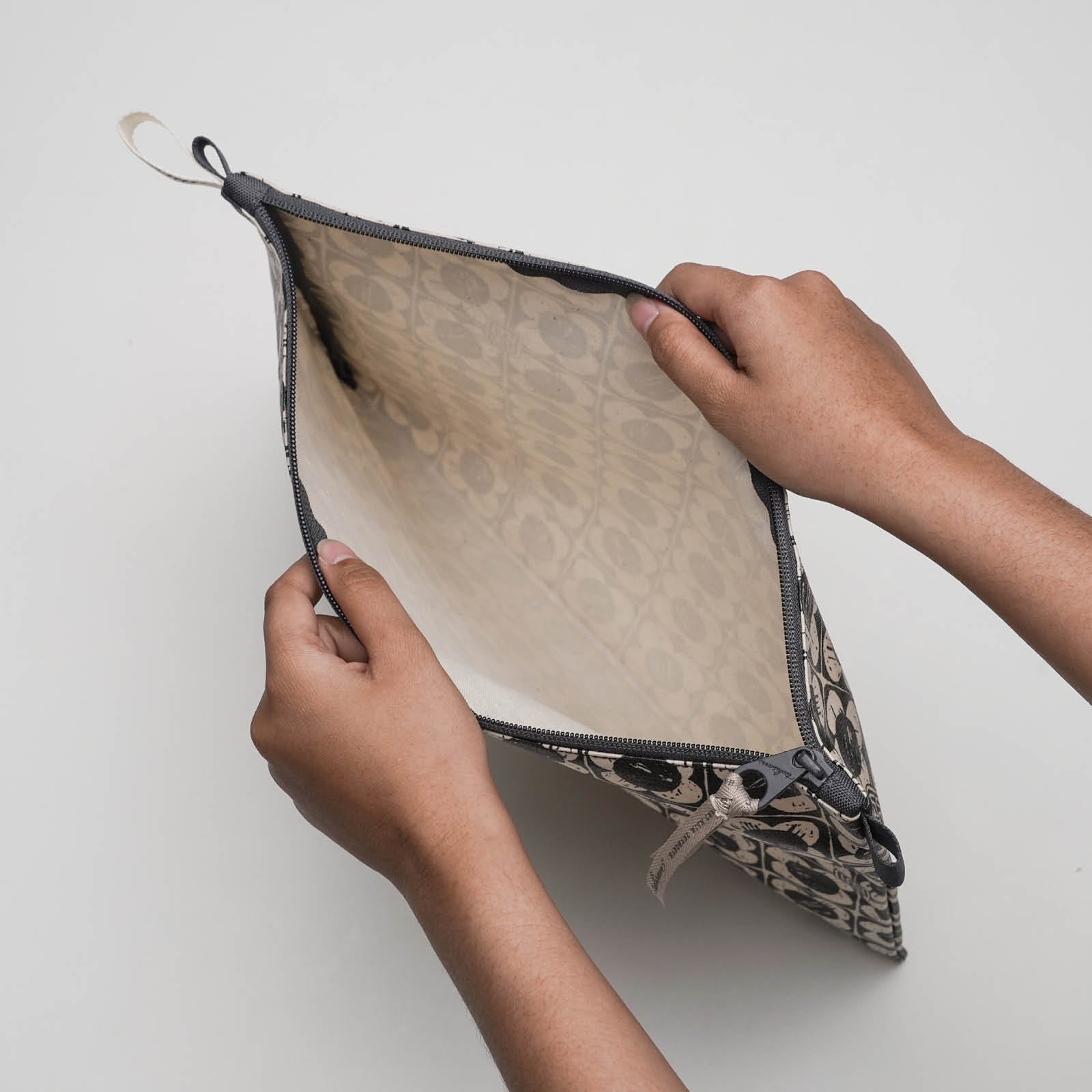 Bungaku - Large Pouch