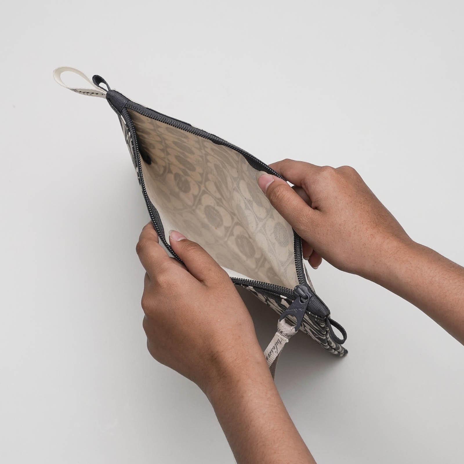 Bungaku - Medium Pouch