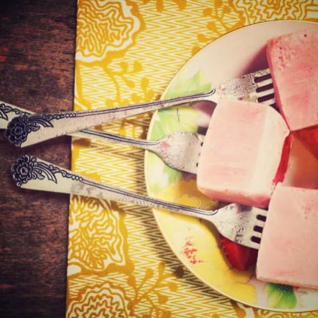 Sunday Lunch: Sweetheart Strawberry Popsicles