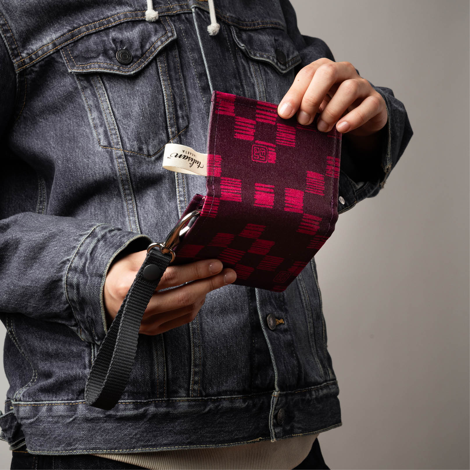 Postmo Ulos I - Monopoly Clutch