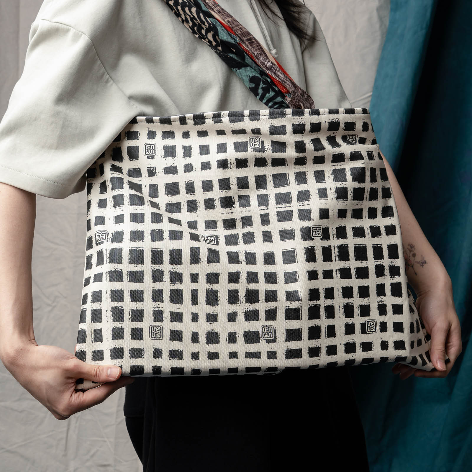 Postmo Kotak - Large Keynote Purse