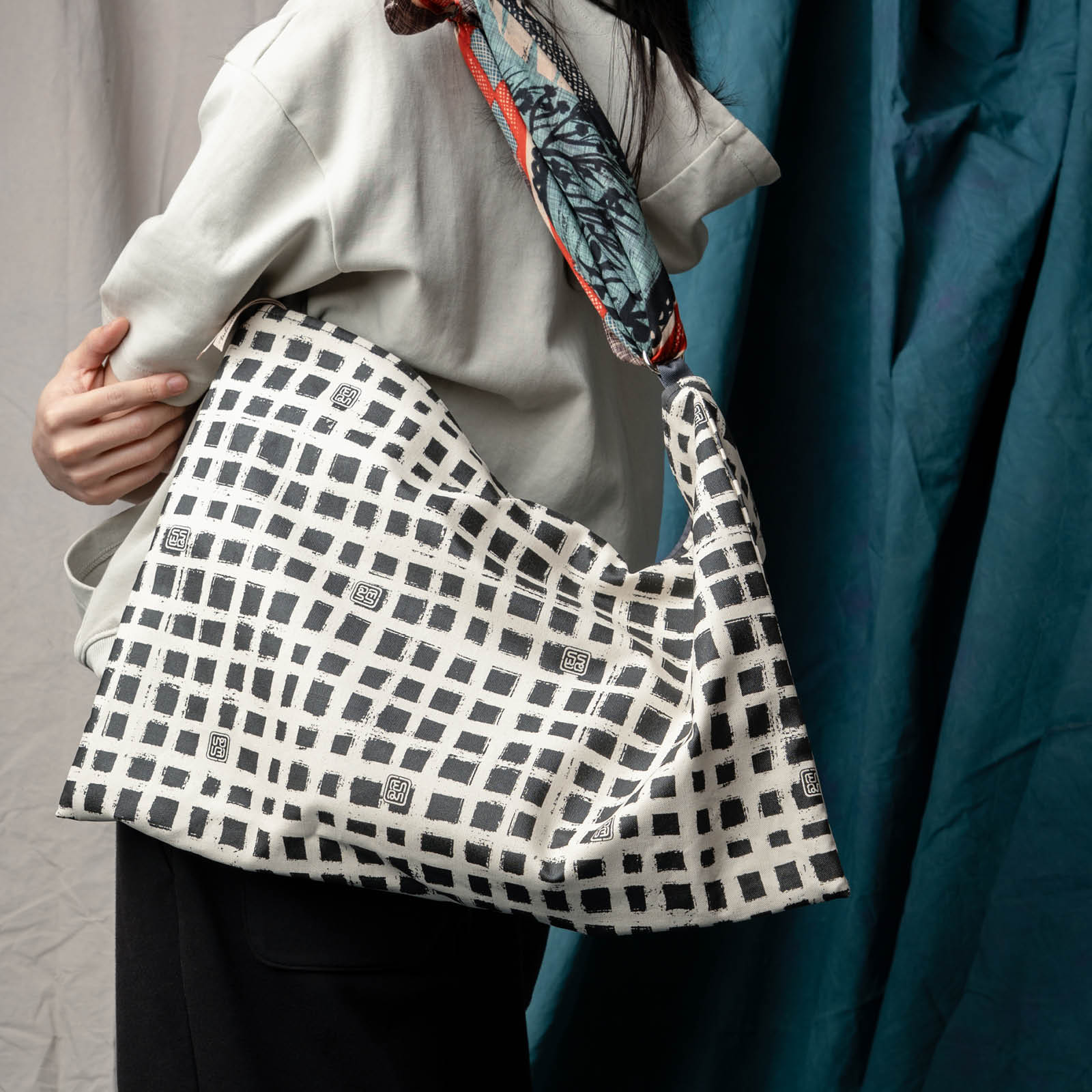 Postmo Kotak - Large Keynote Purse