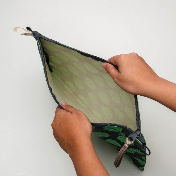 Large Pouch { X5+ } - hover