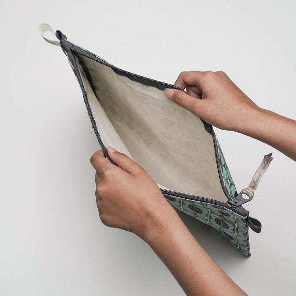 Large Pouch { X5+ } - hover
