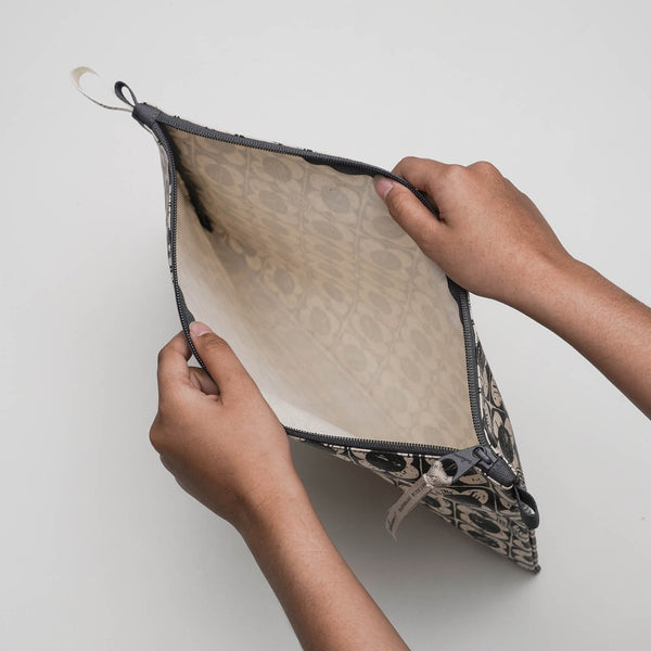 Large Pouch { X5+ } - hover