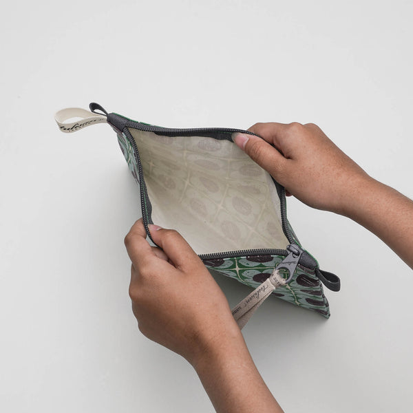 Medium Pouch { X5+ } - hover