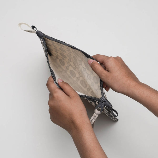 Medium Pouch { X5+ } - hover